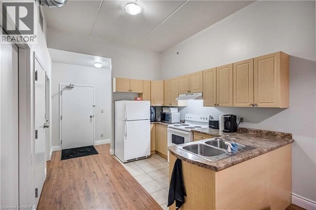 Building Photo - 150 Colborne St W