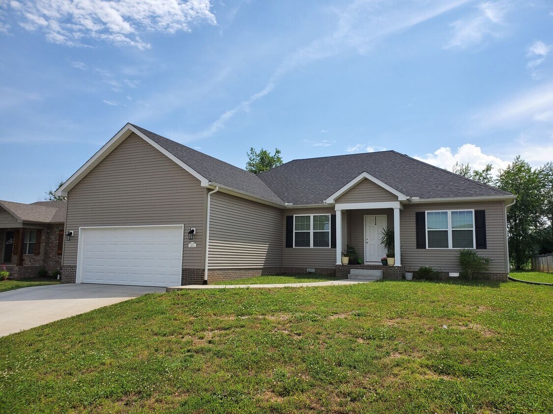 Foto principal - 3 Bedroom, 2 Bath, 2 Car Garage