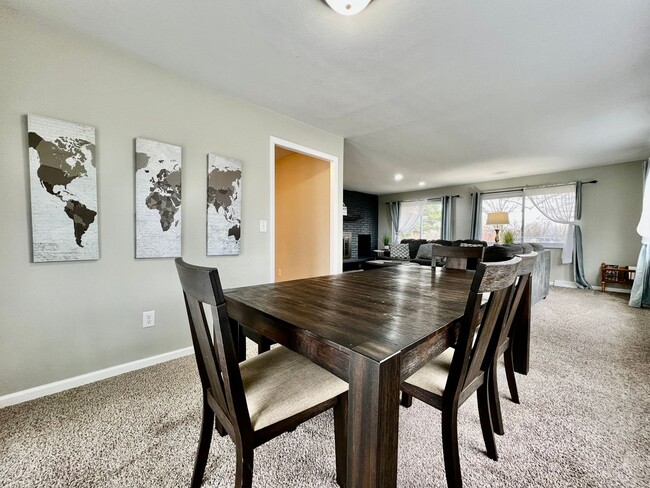 Foto del edificio - Modern & Bright Raised Ranch Near Downtown