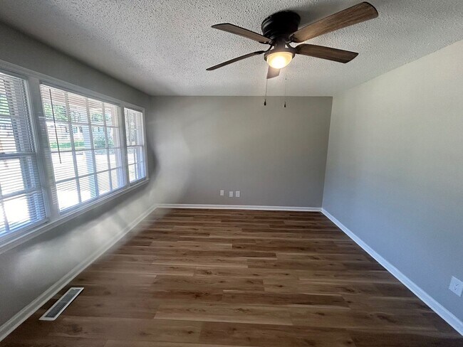 Building Photo - Charming 3-bedroom, 1-bath home conveniently located in Southeast Columbia!