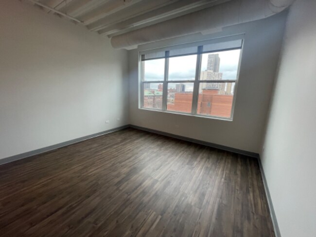 Photo - 3917 N Sheridan Rd Apartment