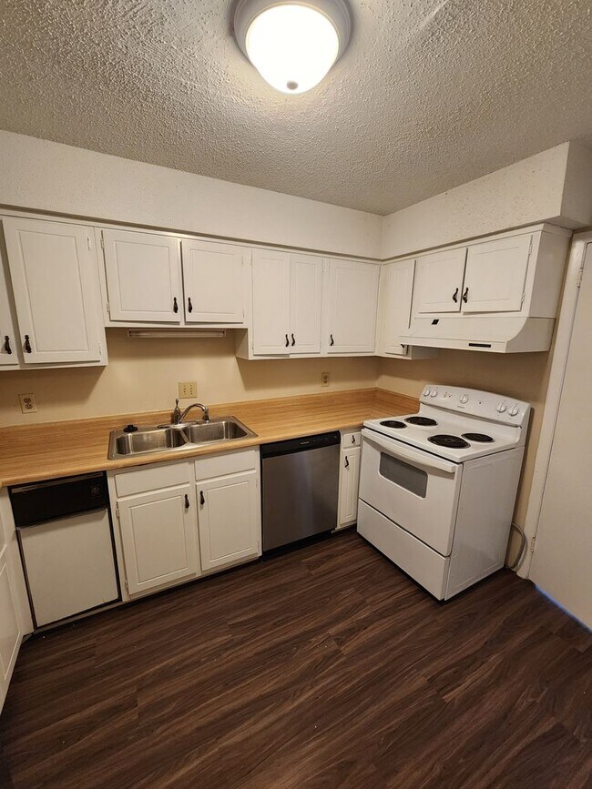 Foto del edificio - Chapel Hill / The Oaks Townhome