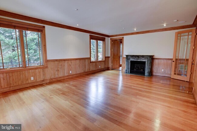 Building Photo - 4646 Hawthorne Ln NW