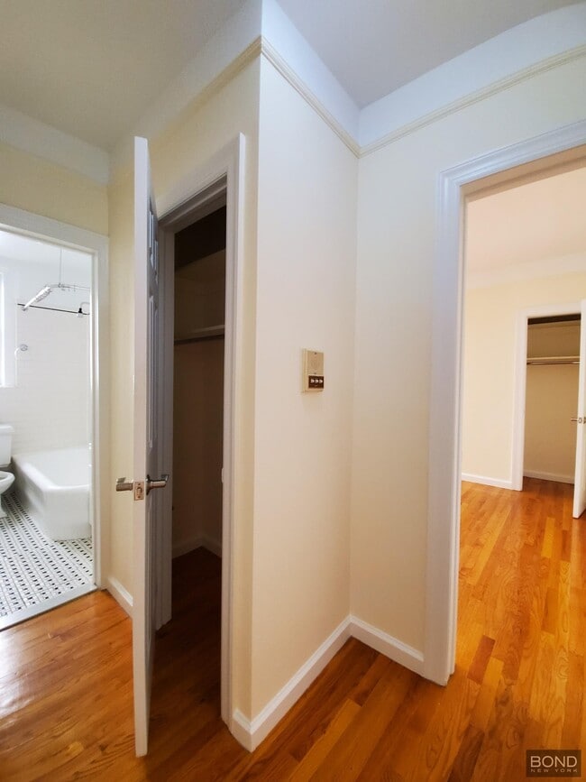 Building Photo - 117 W 13th St