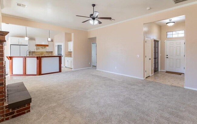 Building Photo - 808 Canyon Dr