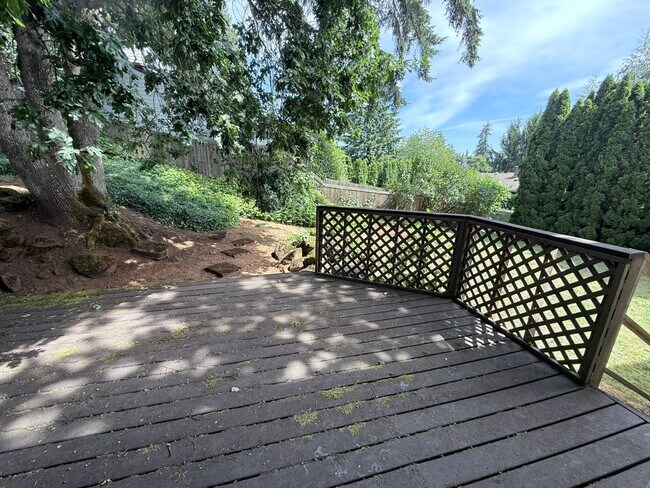Foto del edificio - Beautiful 4 Bed, 2 Bath Single Family Home 2 Attached Car Garage and Laundry In Unit!