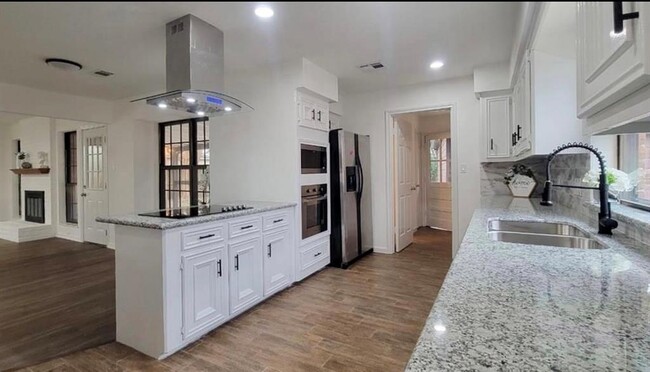 Building Photo - 15415 La Paloma Dr