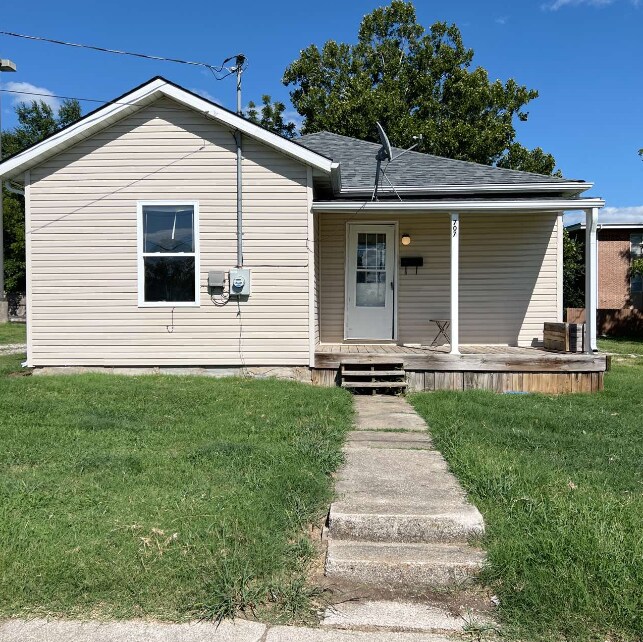 Primary Photo - 707 S College St