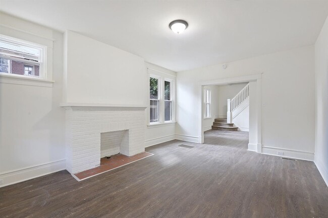 Building Photo - Charming 3 Bedroom 1.5 Bathroom Located in Uptown Harrisburg!