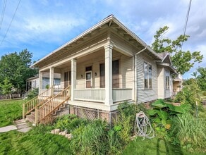 Building Photo - 711 Sabine St