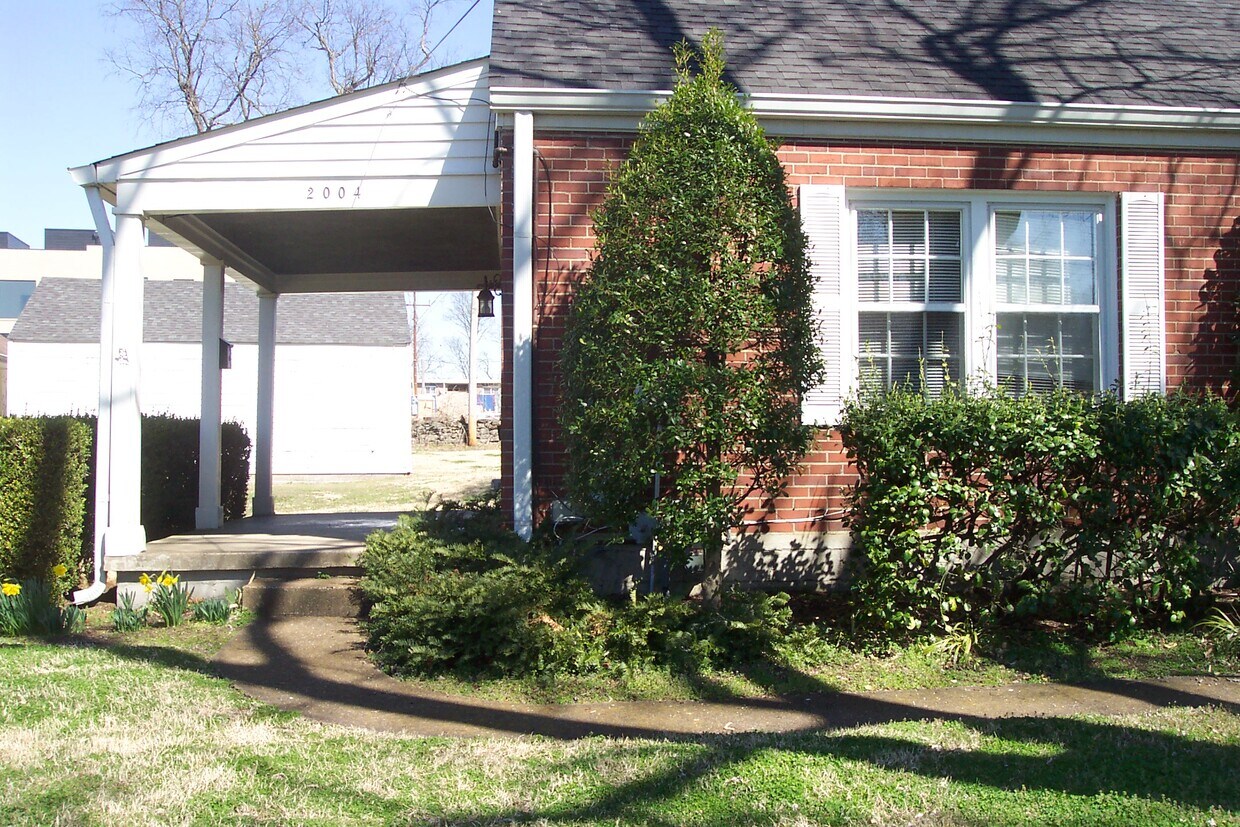 Primary Photo - 2004 Beechwood Ave