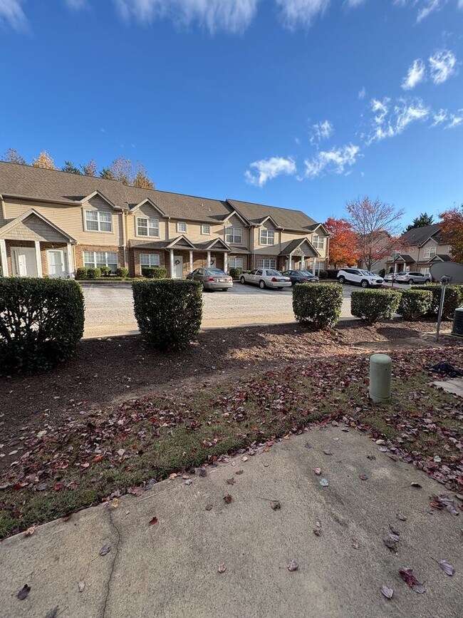 Foto del edificio - Cute 2 Bedroom Townhouse Near Furman and C...