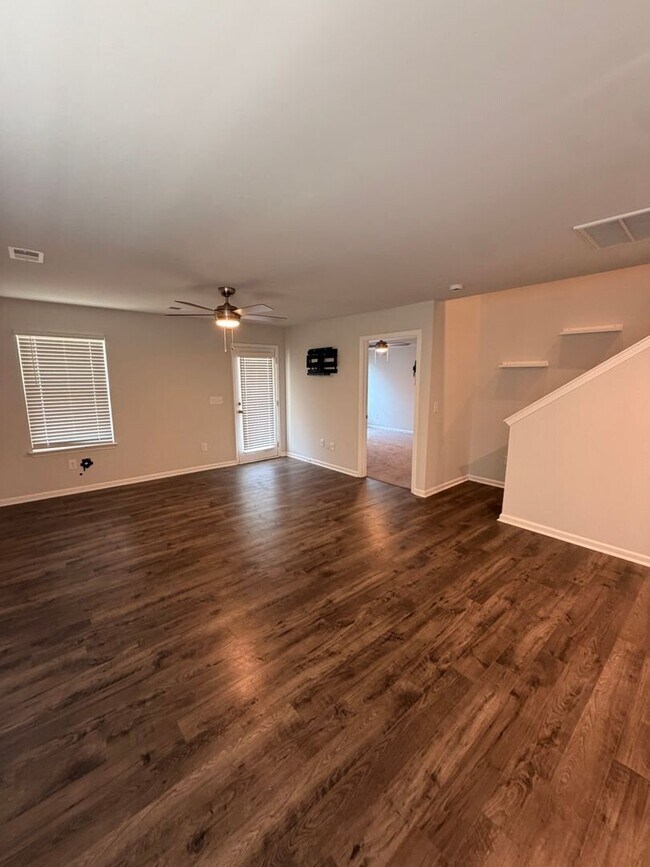 Foto del edificio - Like New 4 Bed, 2.5 Bath Townhome Available in Greenville