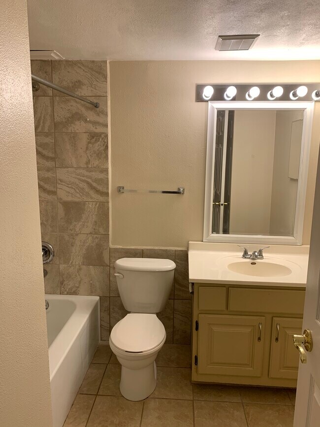 Building Photo - 15602 Arneman Dr