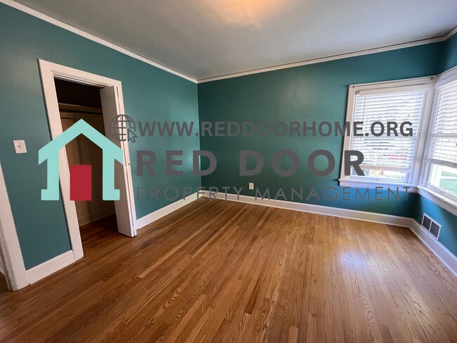 Building Photo - 4 bed / 2 bath House with newly finished b...