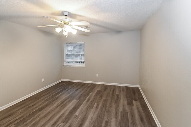 Building Photo - Charming 3 Bedroom