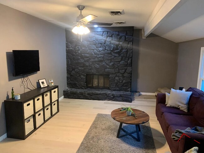 Foto del edificio - 7701 Wishingwell Ct