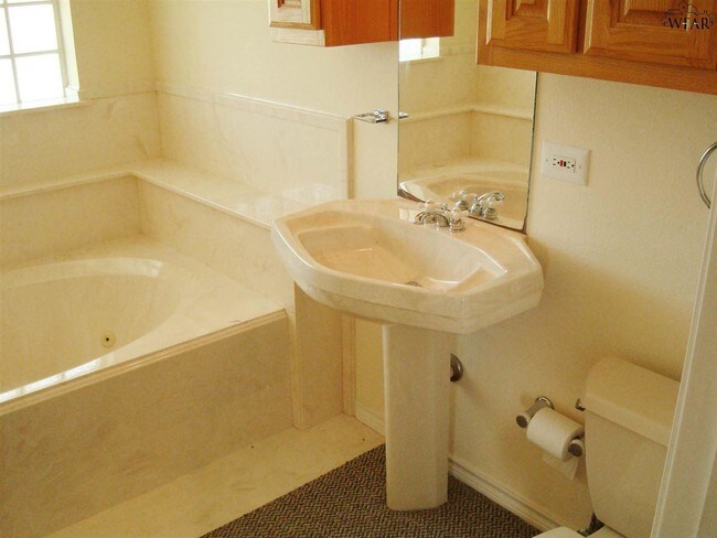 Foto del edificio - 1906 Club View St