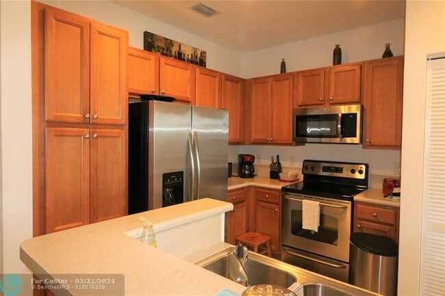 Foto del edificio - 8704 Cypress Walk Ct
