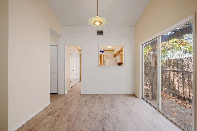 Foto del edificio - Updated 2 Bedroom, 1 Bath Duplex in a Grea...