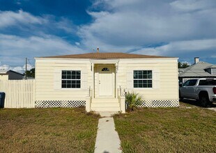 Building Photo - 4010 Miramar Way S