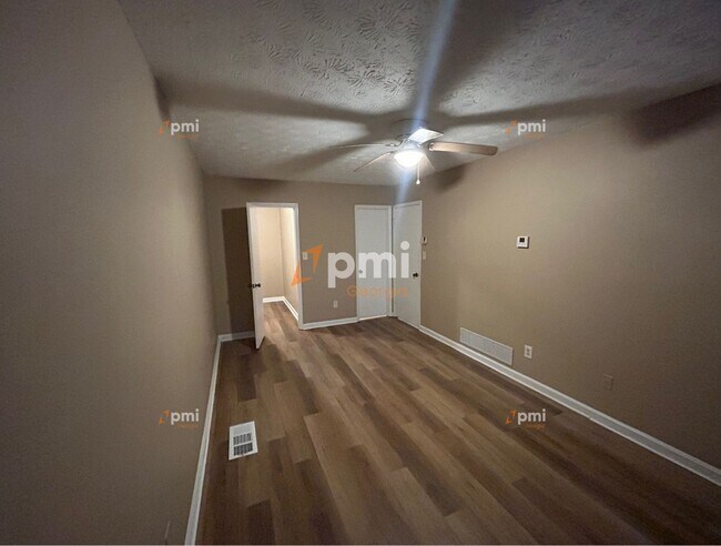 Foto del edificio - 5867 Sheldon Ct