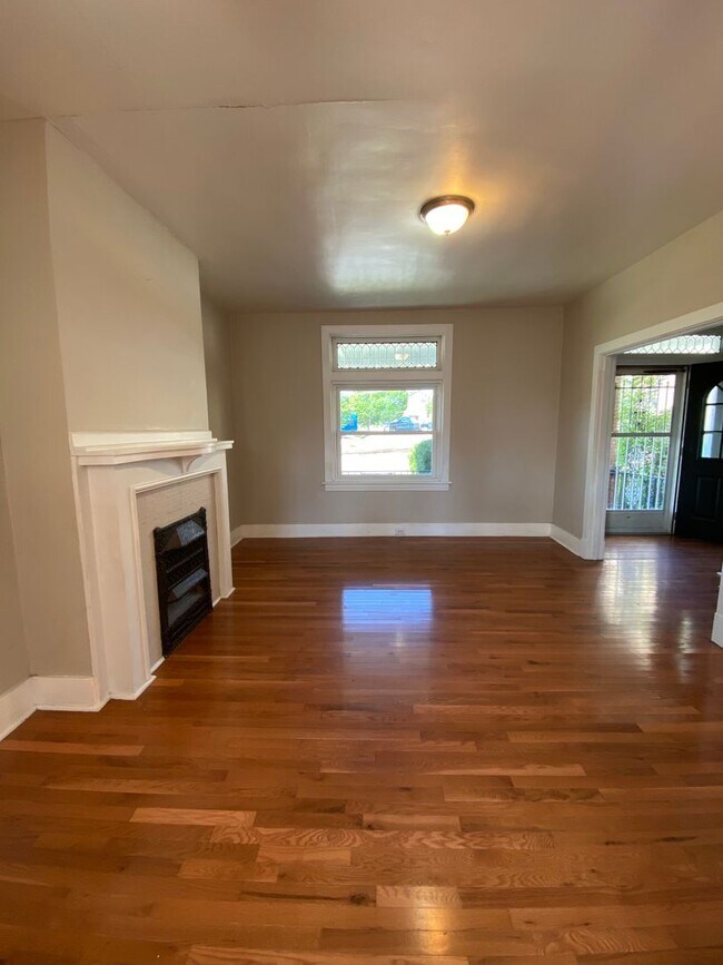 Building Photo - AVAILABLE AUGUST 2024 - Beautiful 3 Bedroo...