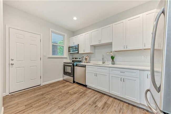 Building Photo - 4 Bed/2.5 Bath Home in Crafton Heights Ava...