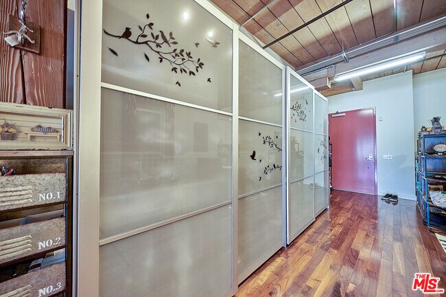 Building Photo - 530 S Hewitt St