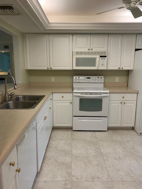 Building Photo - 9460 Meadowood Dr