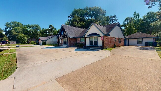 Building Photo - 25326 Oakhurst Dr