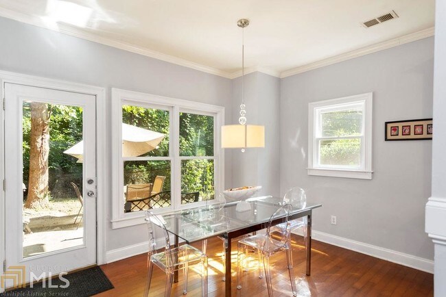 Foto del edificio - 32 Edwin Pl NW