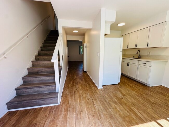 Building Photo - 201 Ladera St