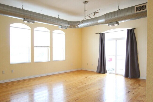 Foto del edificio - Spacious Penthouse Loft Garage Parking Included in Price!  - 3rd and Broadway in the Heart of Den...