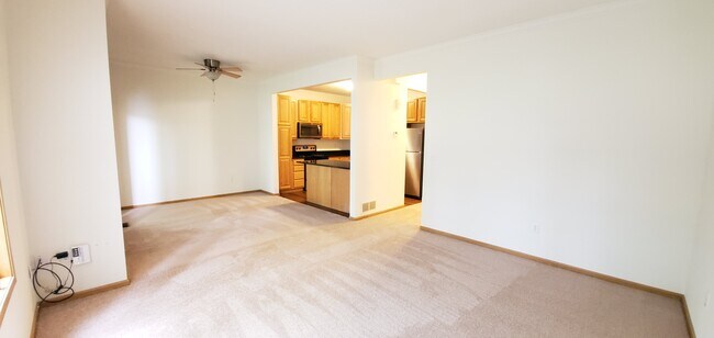 Building Photo - 5128 Lincoln Dr