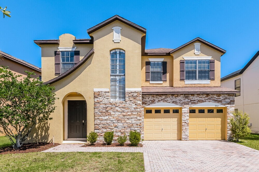 Foto principal - 9837 Lake District Ln
