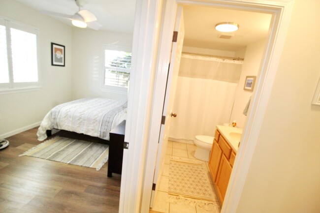 Building Photo - Nicely Remodeled and Furnished 2 Bed 2 Bat...