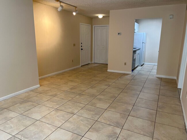 Foto del edificio - Remodeled First Floor Cutie!