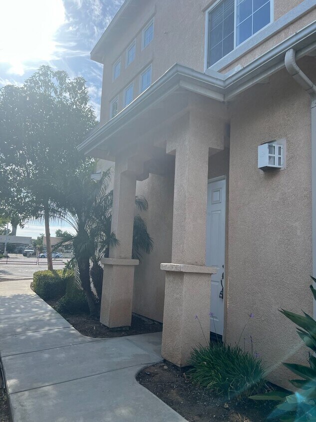 Foto principal - Luxurious 3 bedroom, 2.5 bath townhome, AC...