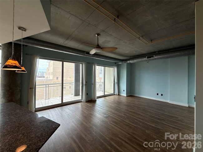 Building Photo - 505 E 6th St