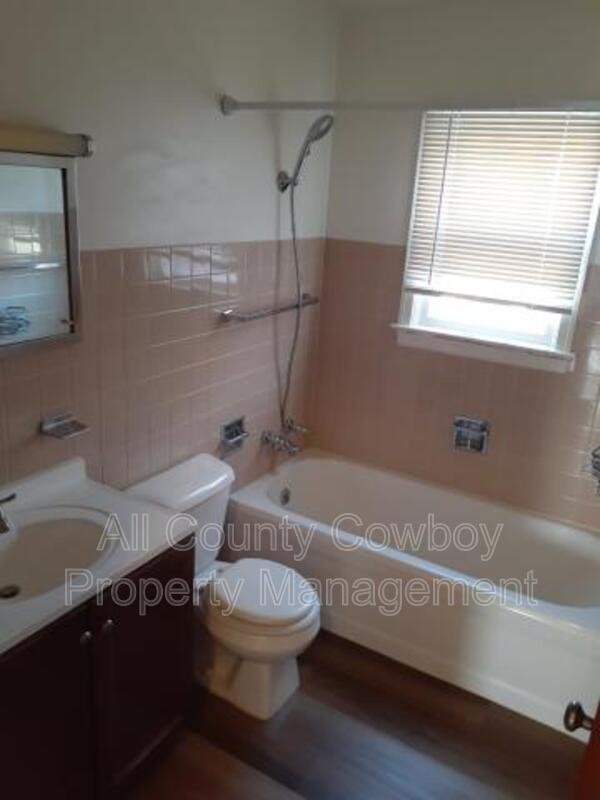 Foto del edificio - 422 W 2nd Ave