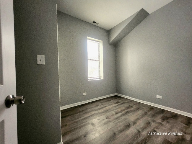 Building Photo - 7314 S Kenwood Ave