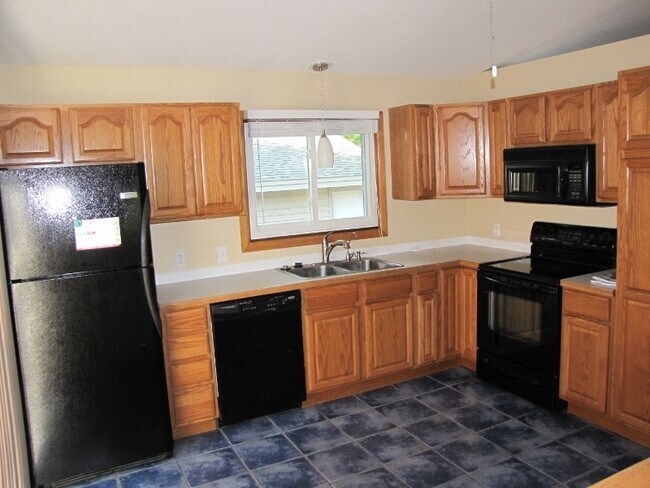Building Photo - 3BR/2BA Single Family House - Community Po...