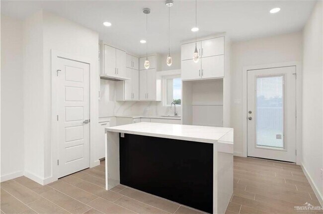 Building Photo - 13 N Yellowwood St