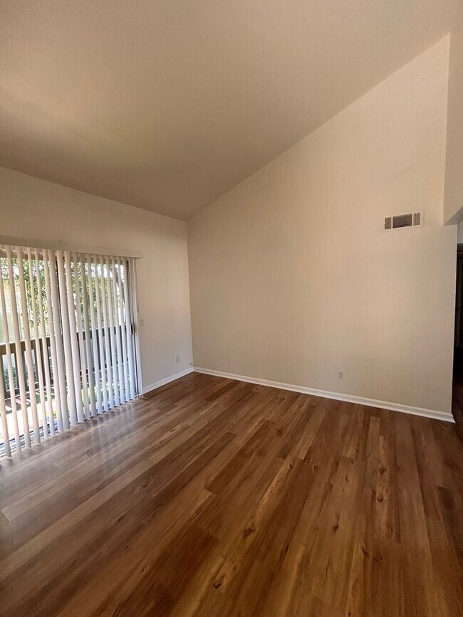 Building Photo - Cute remodeled 2bd/1bath with modern upgra...