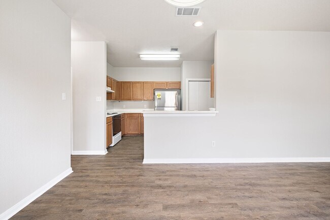 Foto del edificio - Spacious 3 Bed / 2 Bath Duplex in Prime Le...