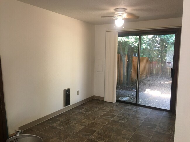 Foto del edificio - 2 BEDROOM, 1 BATH DUPLEX W/FENCED YARD!