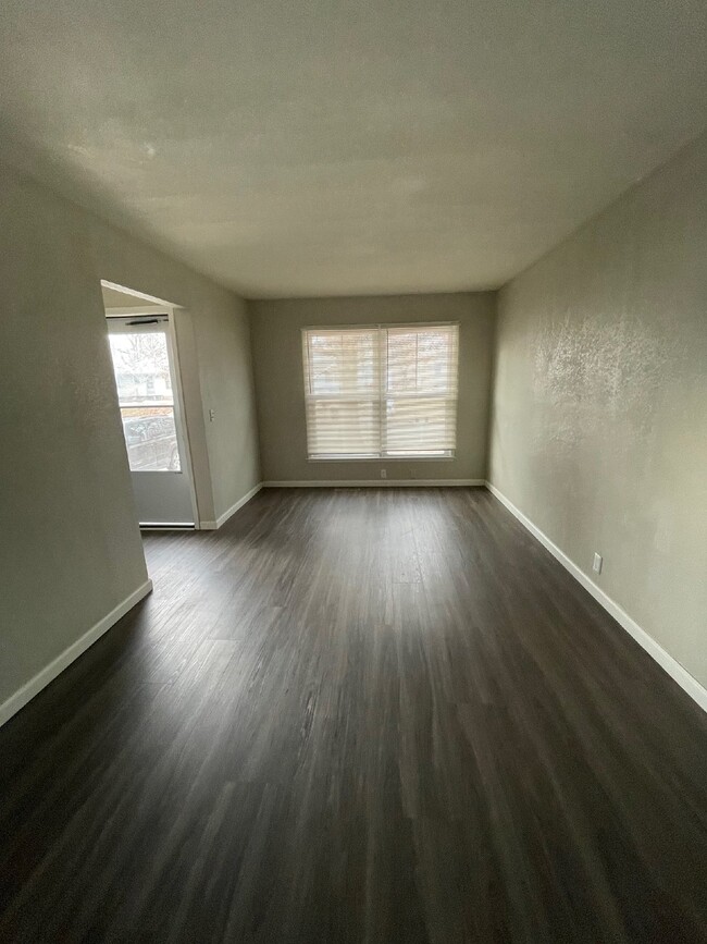 Building Photo - Updated 2 bedroom, 1 bathroom duplex with ...