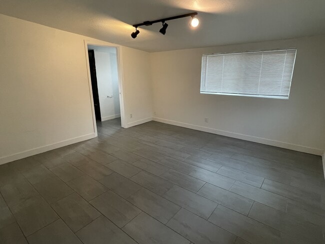Foto del edificio - 1730 S Parkside Dr