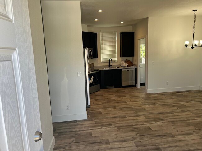 Building Photo - 1073 E Ventura St